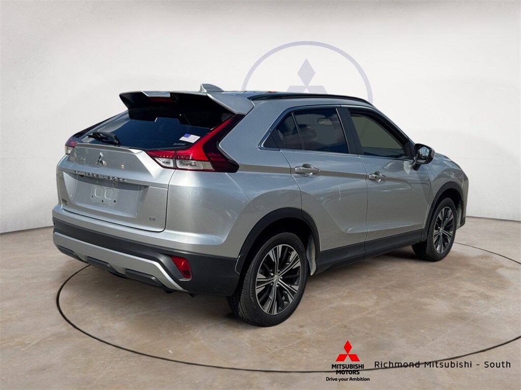 2022 Mitsubishi Eclipse Cross LE photo 2