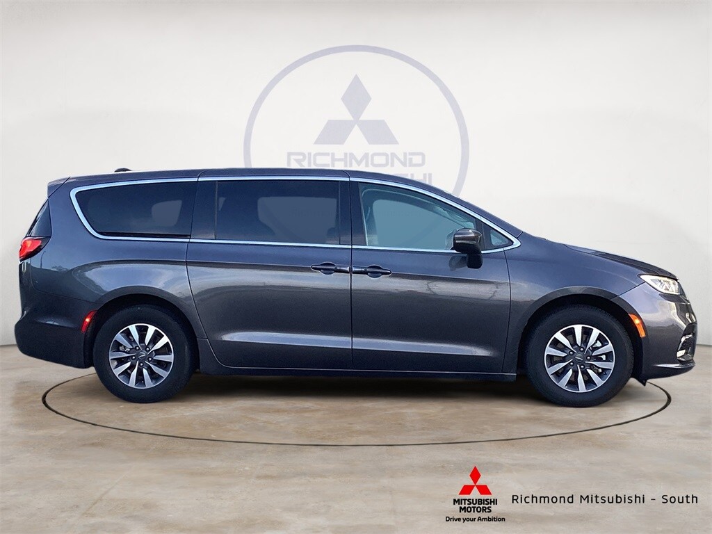 2023 Chrysler Pacifica Touring L photo 2
