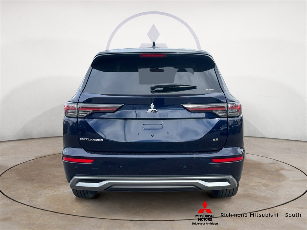 2025 Mitsubishi Outlander SE photo 2