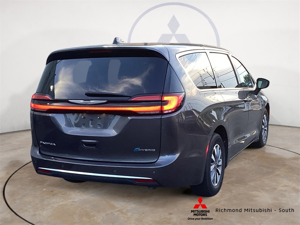 2023 Chrysler Pacifica Touring L photo 3
