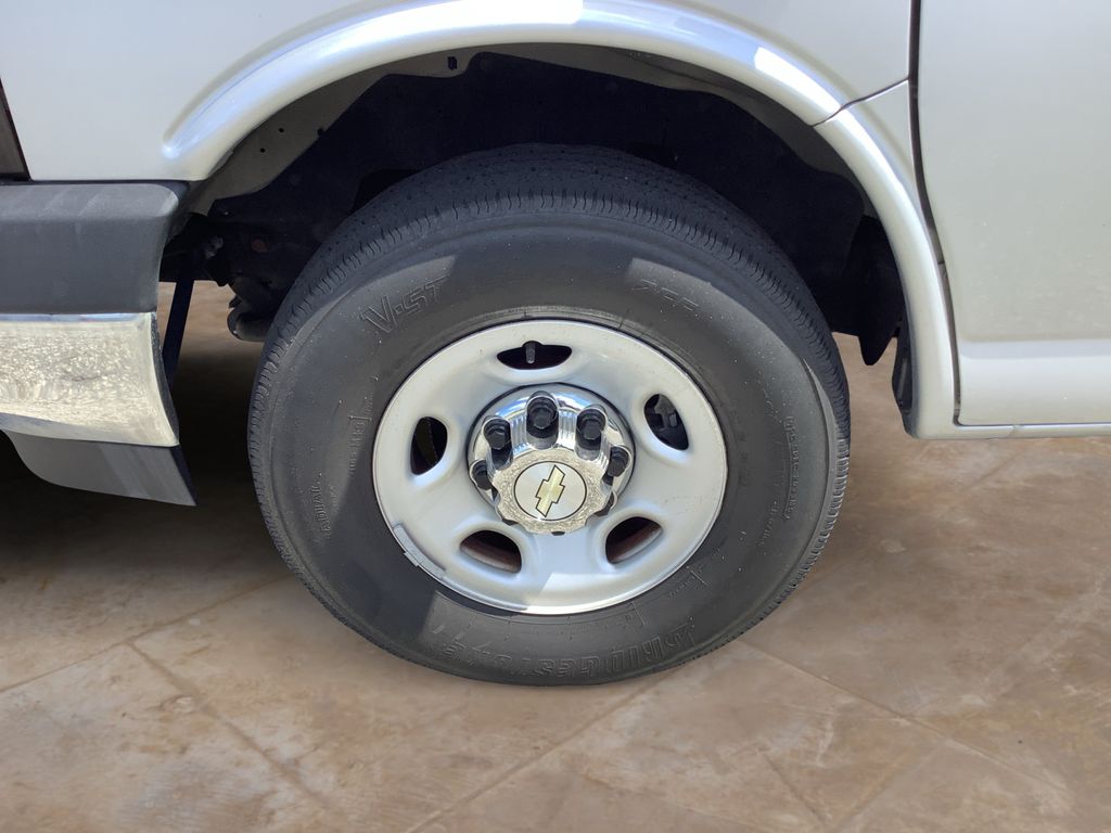 2021 Chevrolet Express Passenger LT - Photo 14