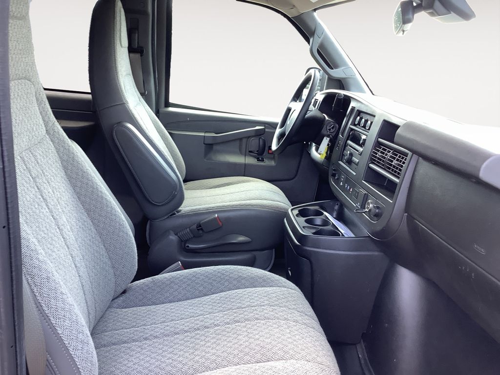 2021 Chevrolet Express Passenger LT - Photo 15
