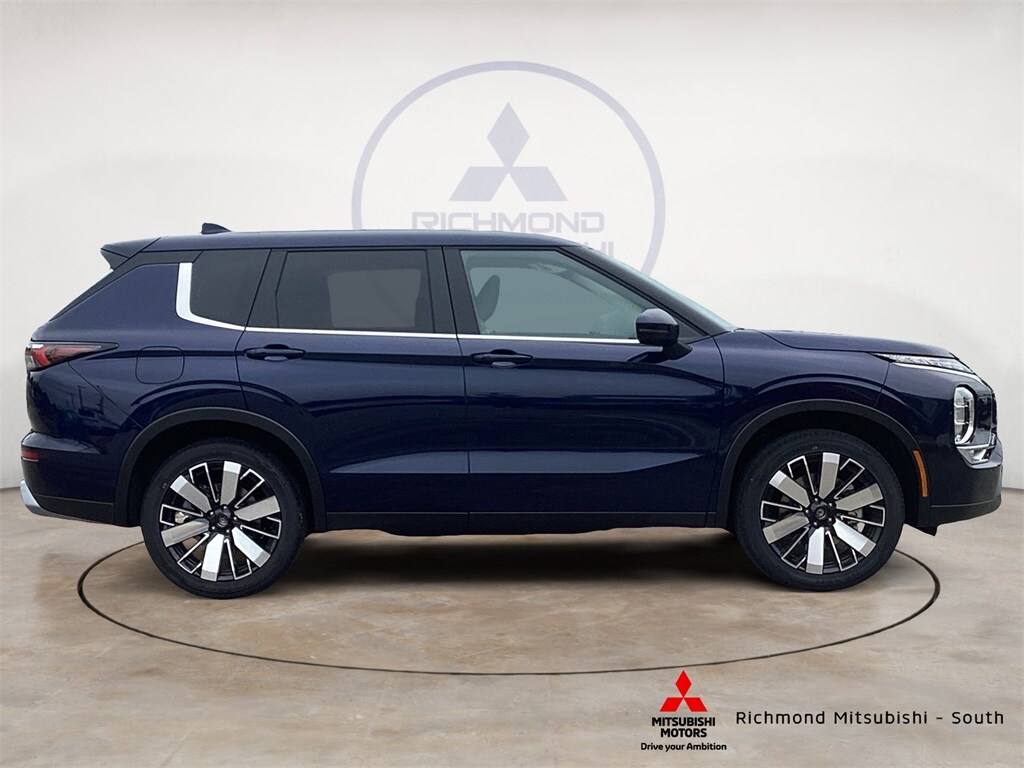 2025 Mitsubishi Outlander SE photo 2