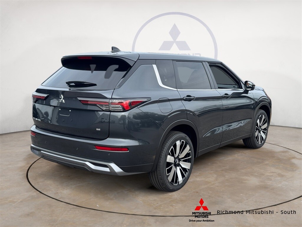 2025 Mitsubishi Outlander SE photo 3