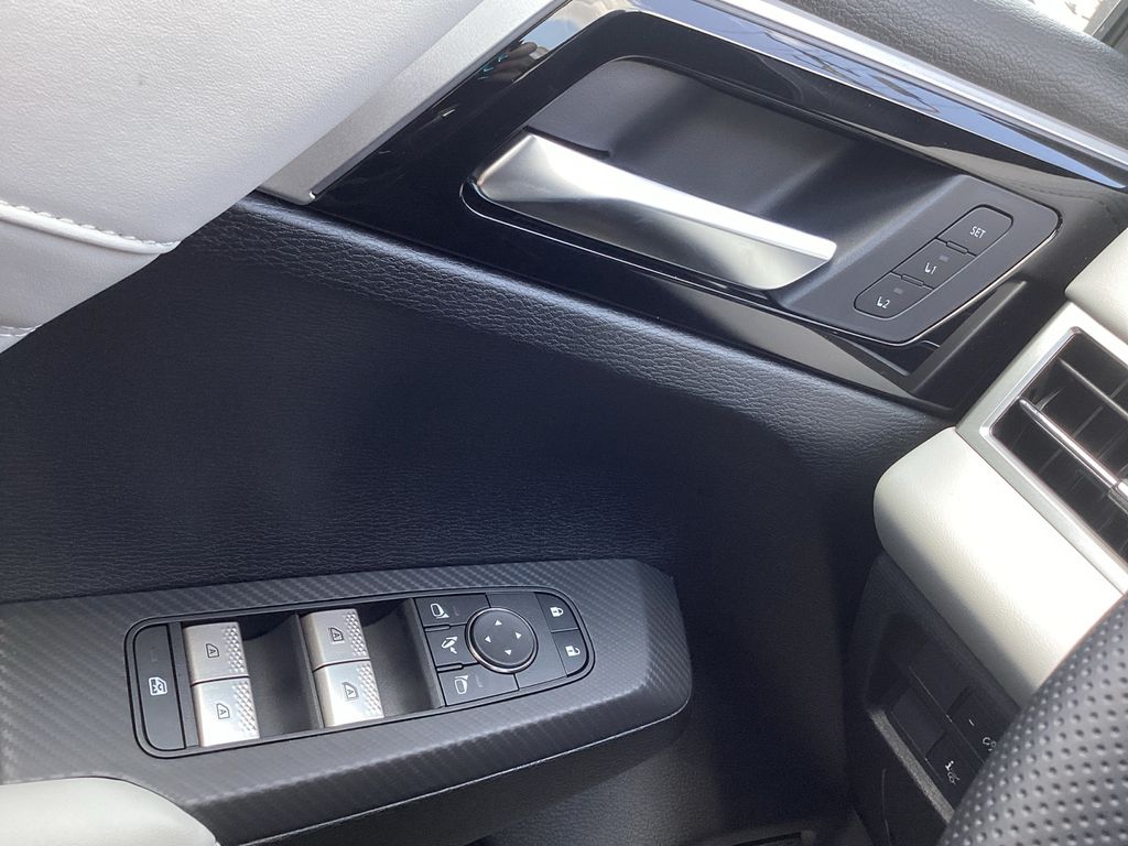 2025 Mitsubishi Outlander SEL Platinum Edition - Photo 18