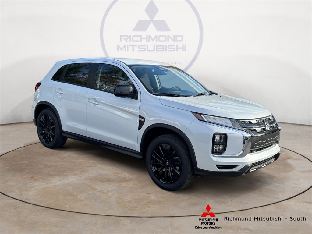 2025 Mitsubishi Outlander Sport LE's photo