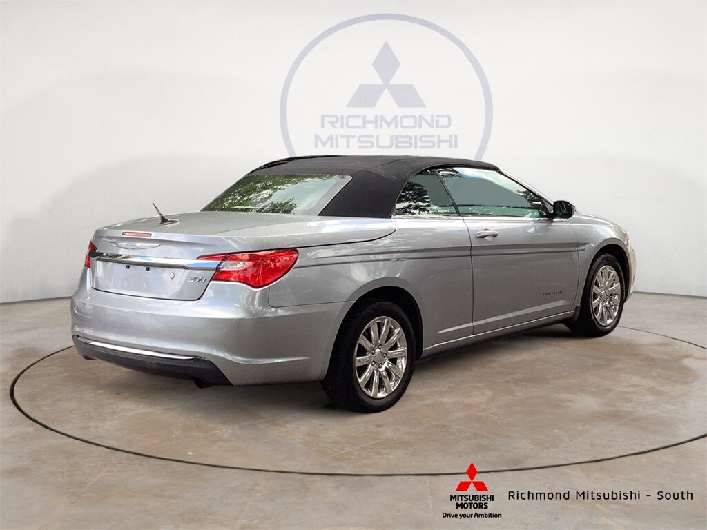 2013 Chrysler 200 Touring photo 2