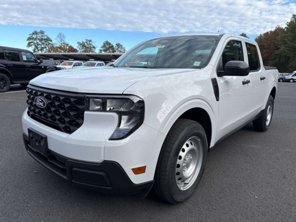 New 2025 Ford Maverick XL 4D Crew Cab