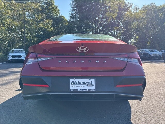 2024 Hyundai Elantra SEL Convenience photo 4