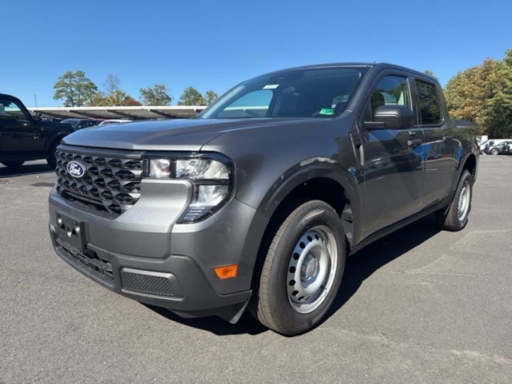 New 2025 Ford Maverick XL 4D Crew Cab