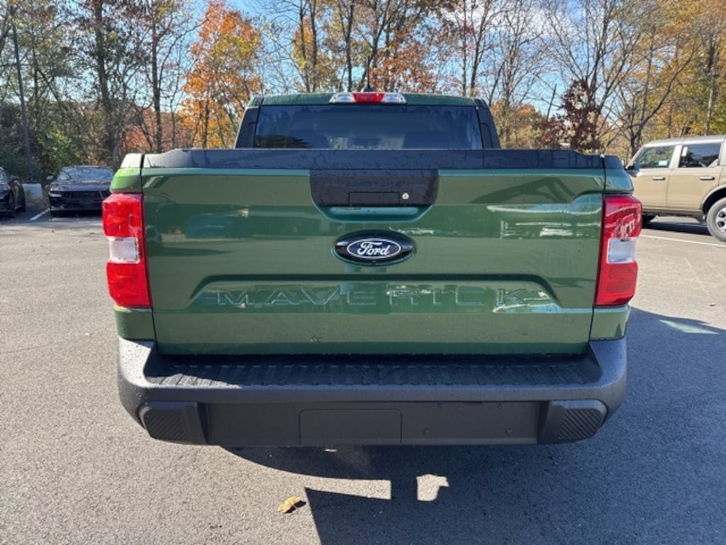 New 2025 Ford Maverick XL 4D Crew Cab