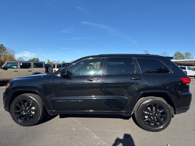 2021 Jeep Grand Cherokee Laredo X photo 2