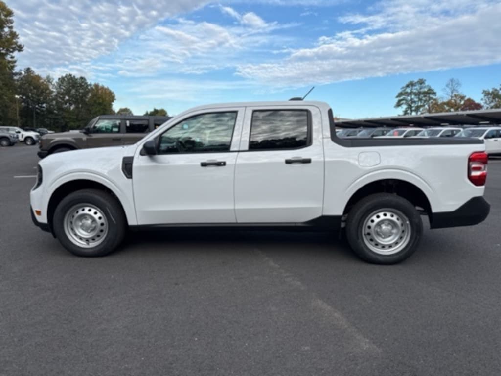 New 2025 Ford Maverick XL 4D Crew Cab