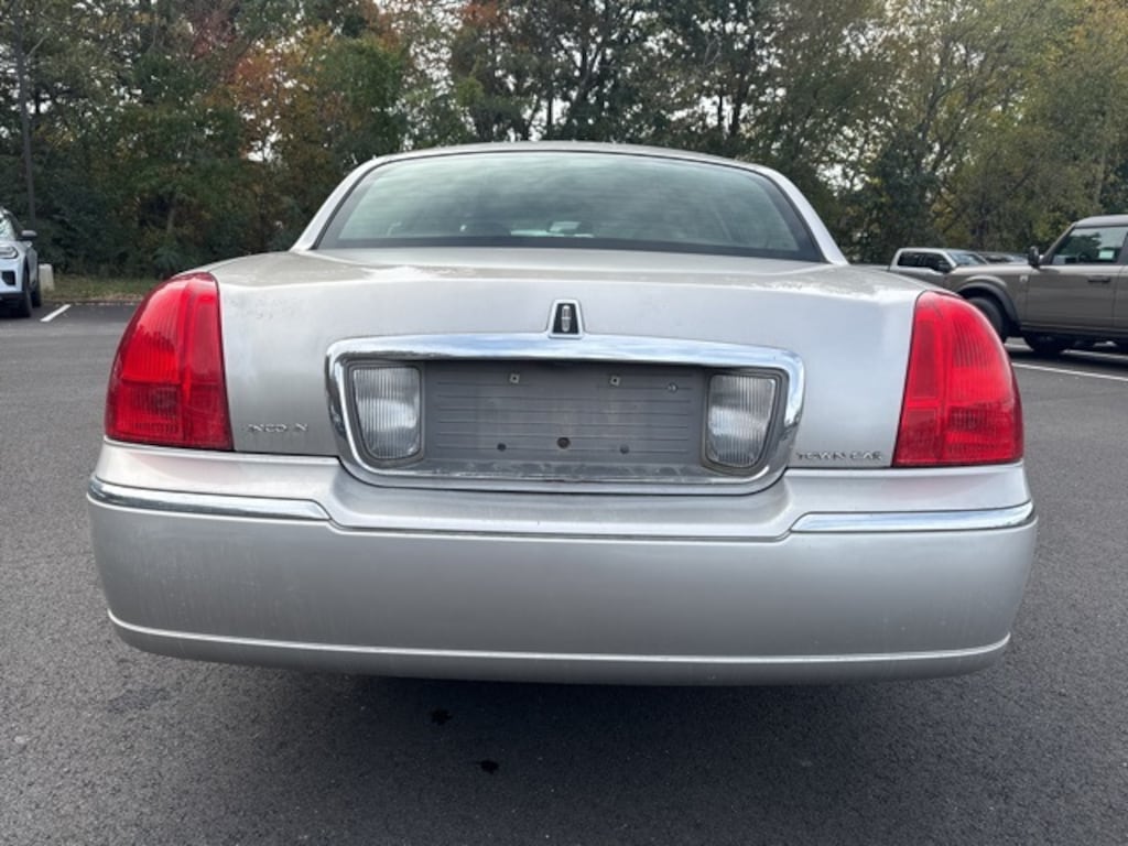 Used 2010 Lincoln Town Car Signature Limited Sedan