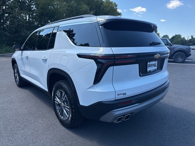 2025 Chevrolet Traverse 2LT photo 2
