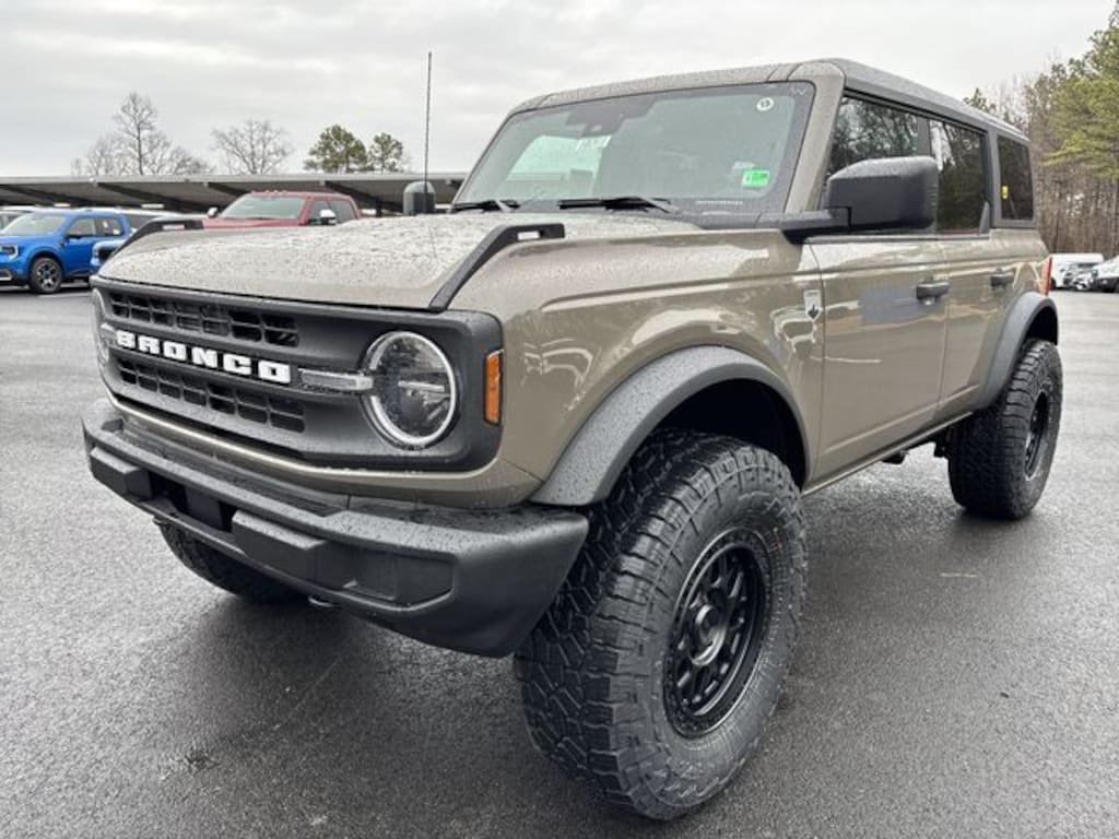 New 2025 Ford Bronco Custom 4D Sport Utility