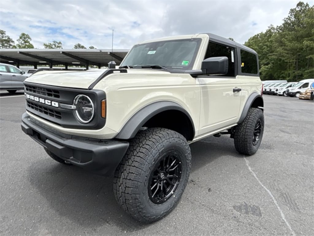 New 2025 Ford Bronco Custom Lift, Tires, and Wheels 2D Sport Utility