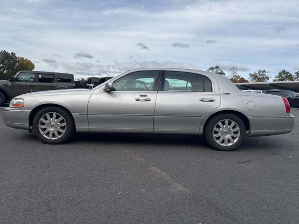 Used 2010 Lincoln Town Car Signature Limited Sedan