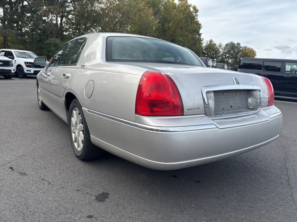 Used 2010 Lincoln Town Car Signature Limited Sedan