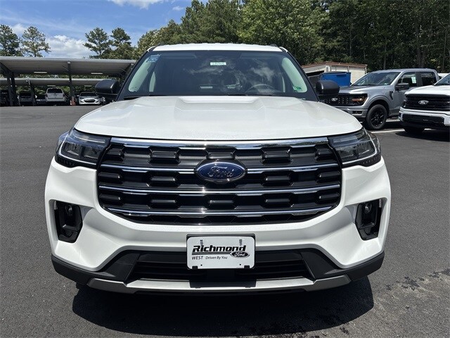 2025 Ford Explorer photo 3