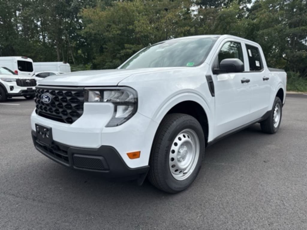 New 2025 Ford Maverick XL 4D Crew Cab
