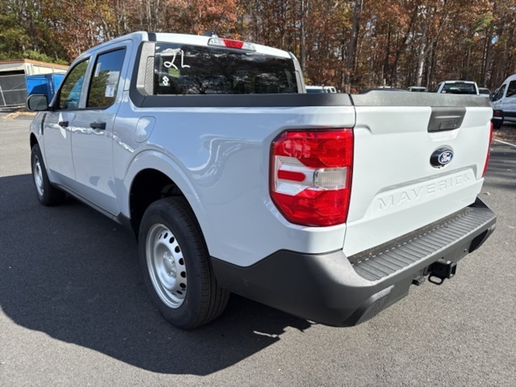 New 2025 Ford Maverick XL 4D Crew Cab