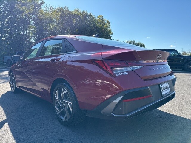 2024 Hyundai Elantra SEL Convenience photo 3