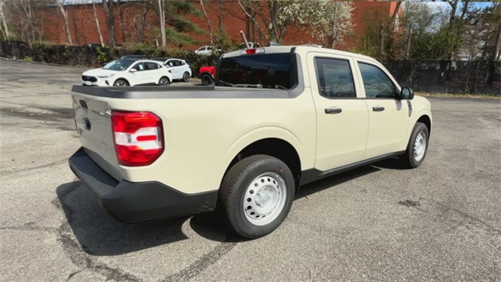 New 2025 Ford Maverick XL 4D Crew Cab