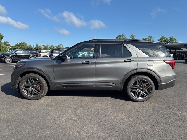 2025 Ford Explorer ST Sport photo 2