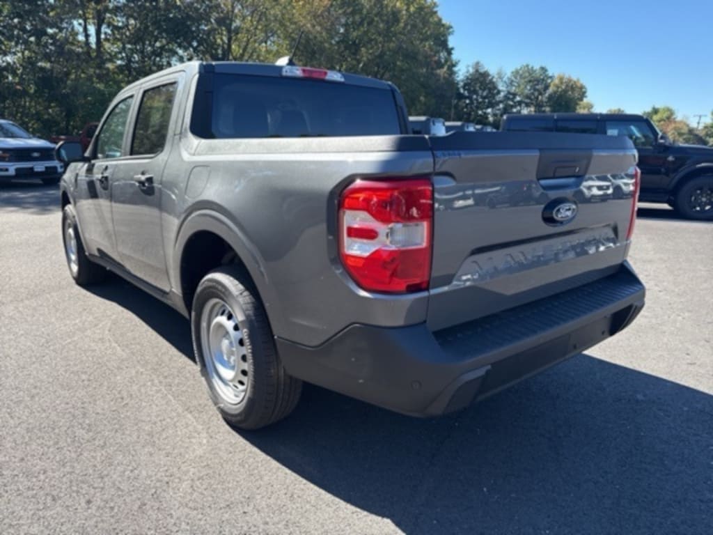New 2025 Ford Maverick XL 4D Crew Cab