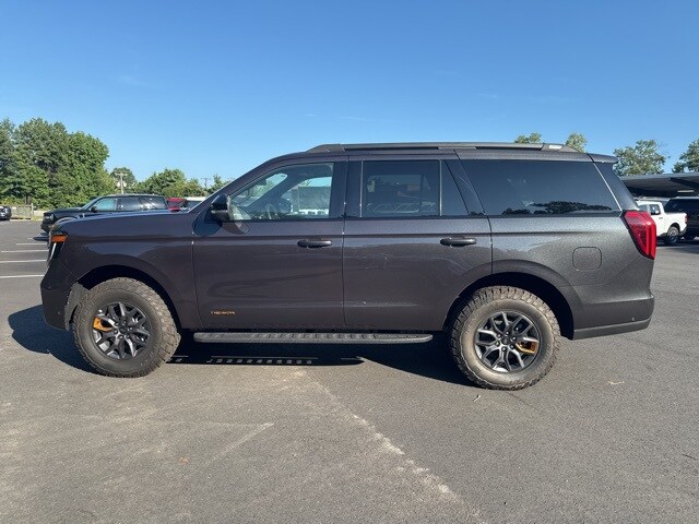 2025 Ford Expedition photo 2