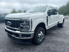 2026 Ford F-350 Lariat DRW 4D Crew Cab
