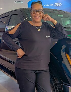 Staff member Lynette Thomas from ID_8782456c84b0