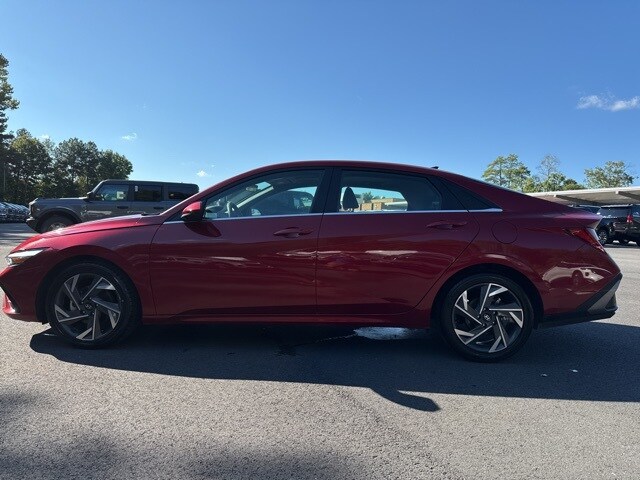2024 Hyundai Elantra SEL Convenience photo 2