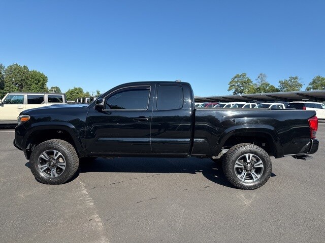2017 Toyota Tacoma SR5 V6 photo 2