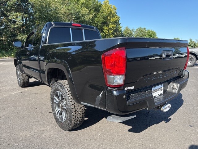 2017 Toyota Tacoma SR5 V6 photo 3