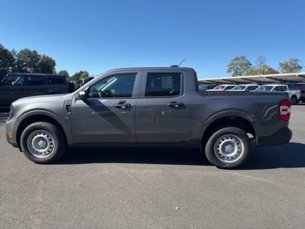 New 2025 Ford Maverick XL 4D Crew Cab