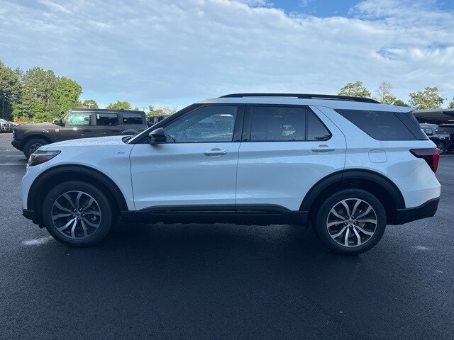 2025 Ford Explorer ST-Line photo 2