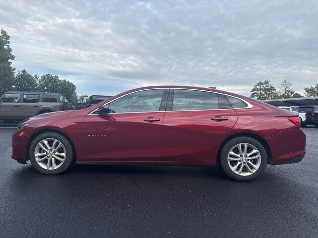 2017 Chevrolet Malibu 1LT photo 2