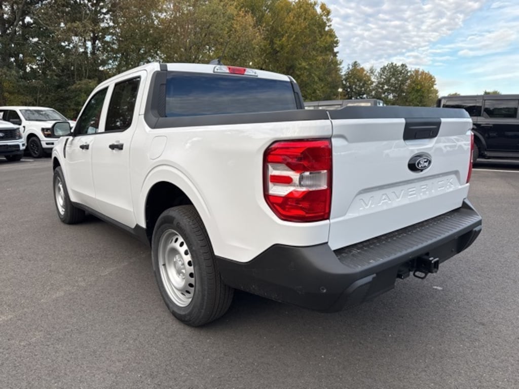 New 2025 Ford Maverick XL 4D Crew Cab
