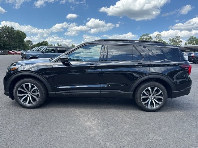 2025 Ford Explorer ST-Line photo 2