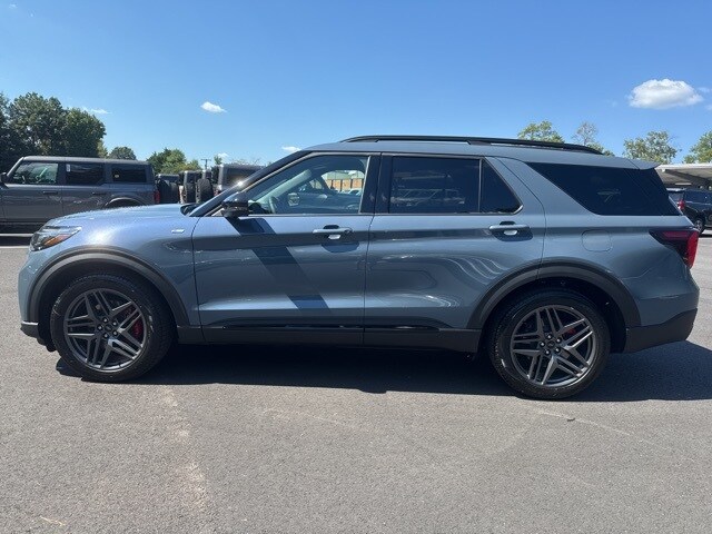 2025 Ford Explorer ST-Line photo 2