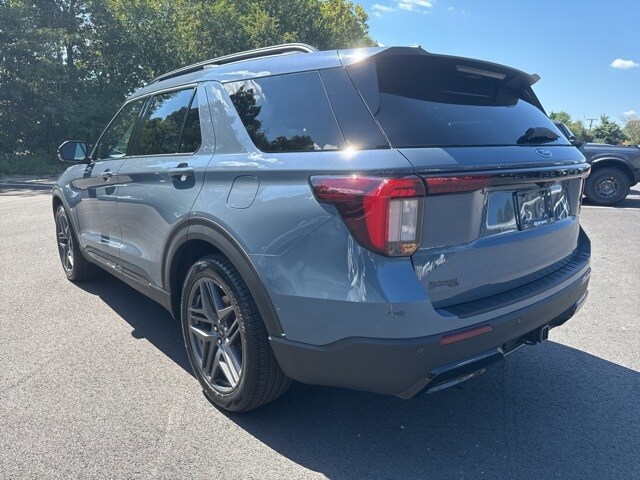 2025 Ford Explorer ST-Line photo 2