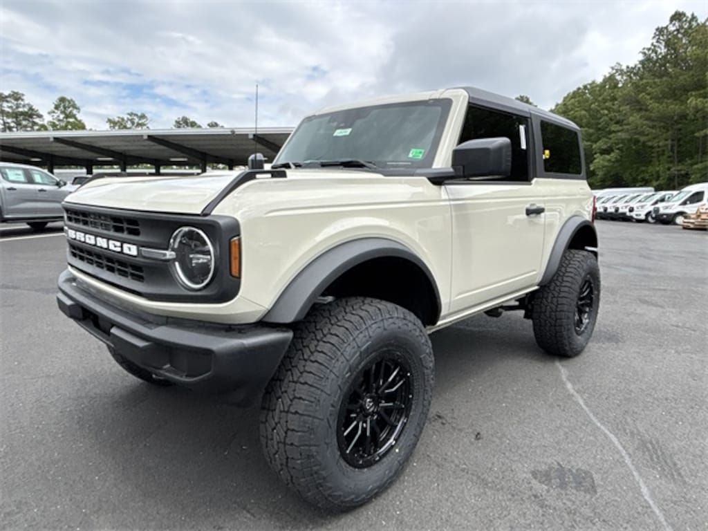 New 2025 Ford Bronco Custom Lift, Tires, and Wheels 2D Sport Utility