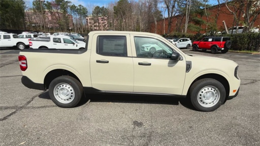 New 2025 Ford Maverick XL 4D Crew Cab