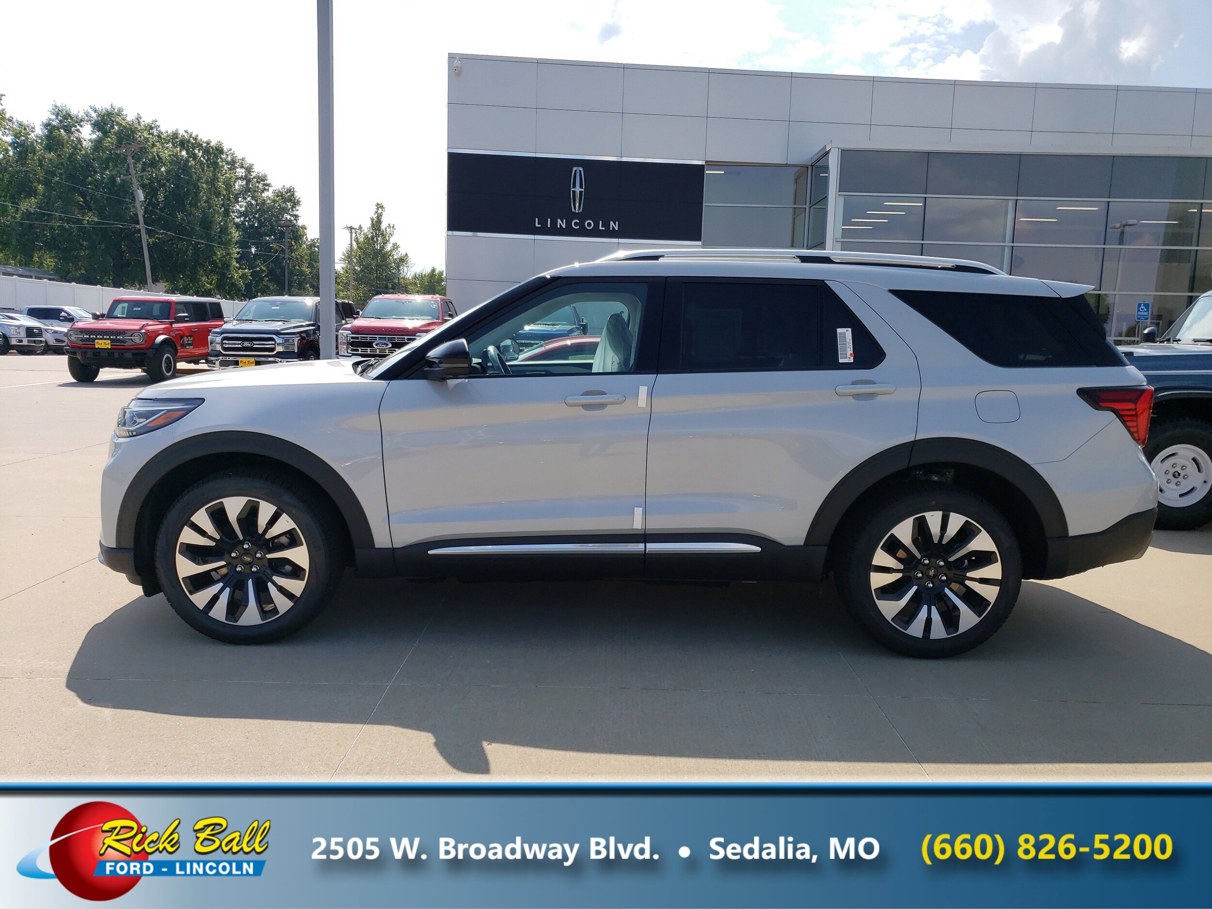 2025 Ford Explorer Platinum photo 2