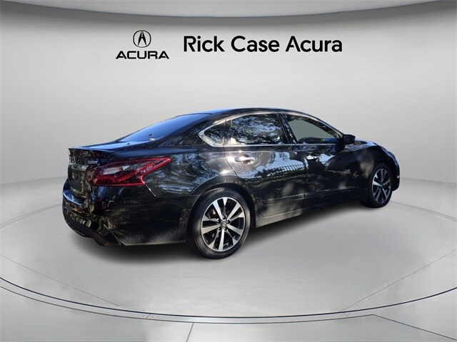 2017 Nissan Altima 3.5 SR photo 3