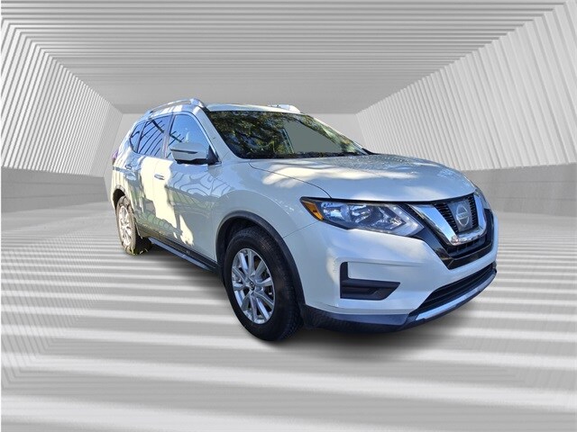 2017 Nissan Rogue SV photo 3