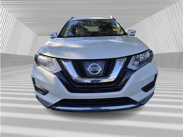2017 Nissan Rogue SV photo 2