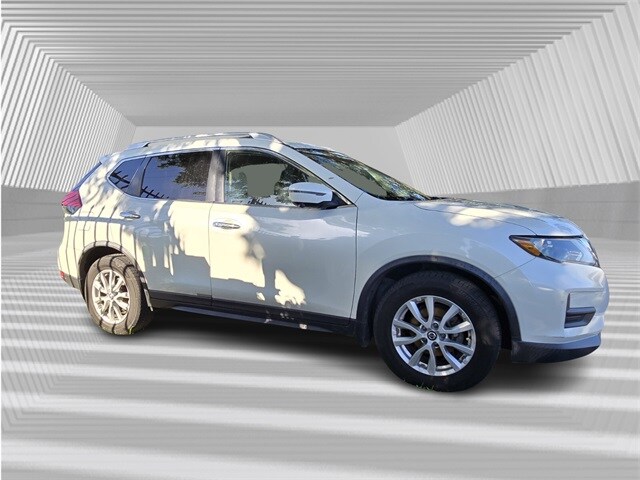 2017 Nissan Rogue SV photo 4